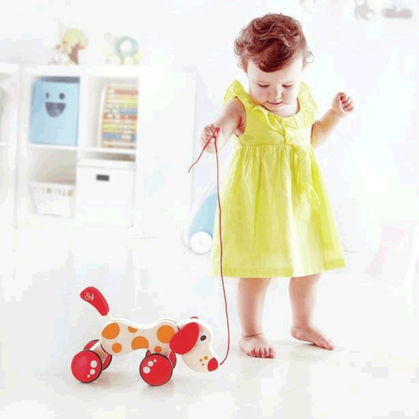 Niña de 1 año jugando con Perrito Pepe