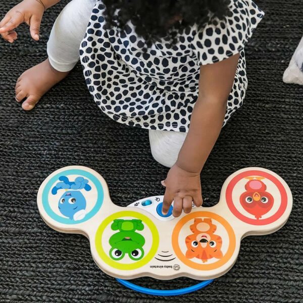 Niña con batería de bebé