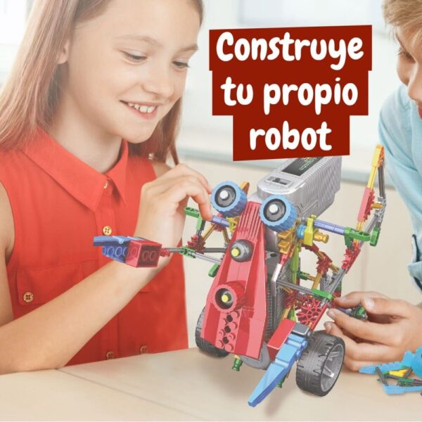 Niña montando robot Alfabot
