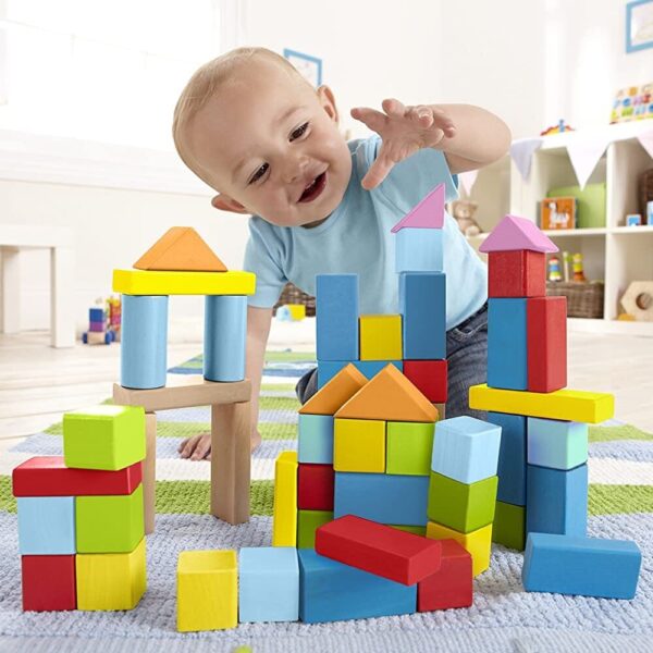 Niño de 12 meses jugando con bloques de madera