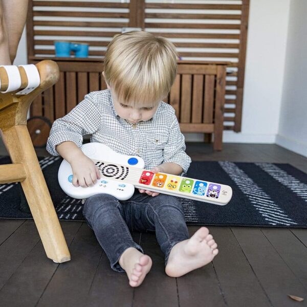 Niño tocando la guitarra