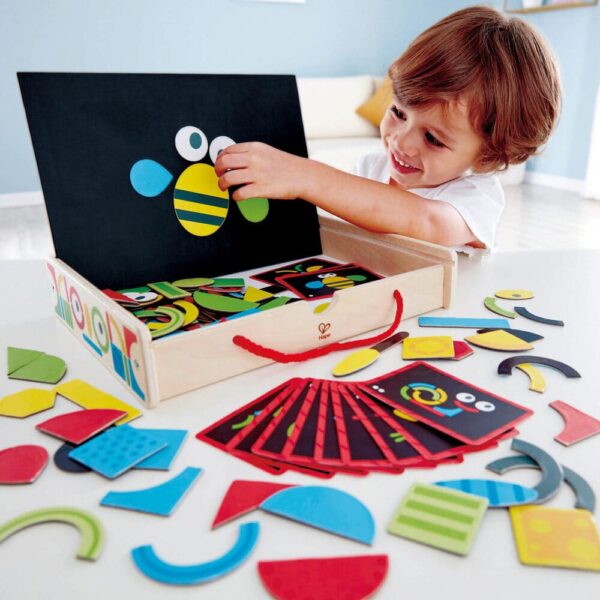 Niño jugando con maletín de artista magnético
