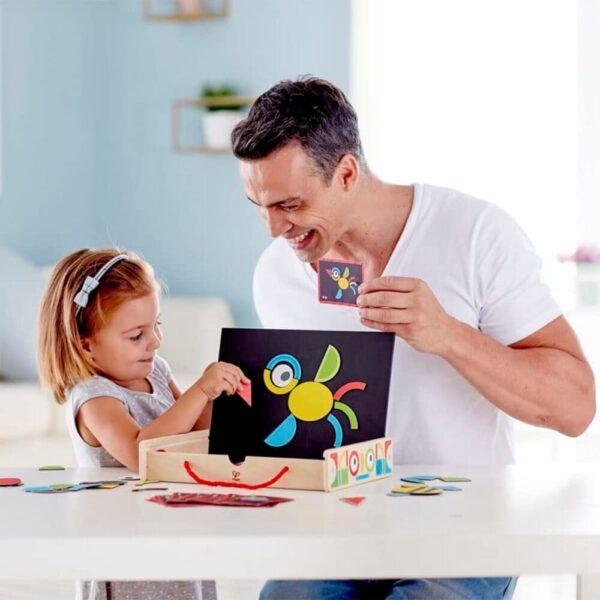 Padre de hija jugando con maletín magnético de Hape