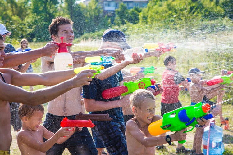 Batalla pistolas de agua cumpleaños niños